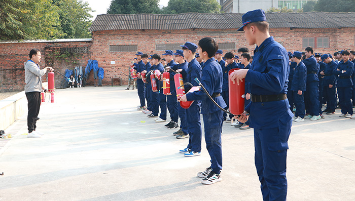 消防工程专业学生持灭火器列队表演.JPG