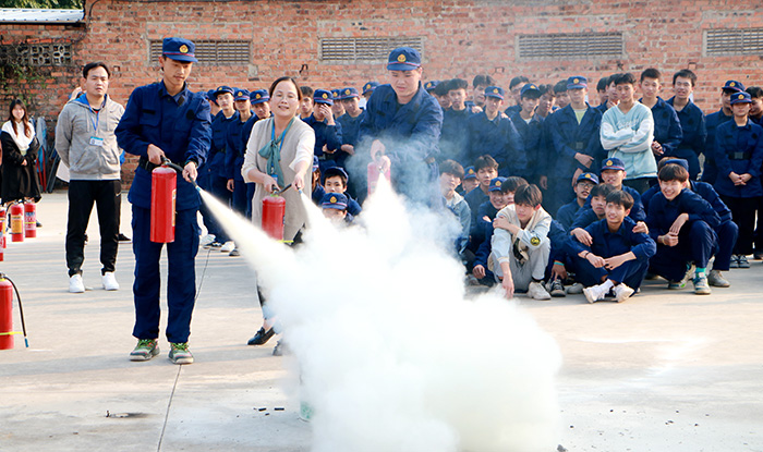 老师和学生操作使用灭火器灭火.JPG